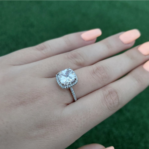 טבעת משובצת ריבוע