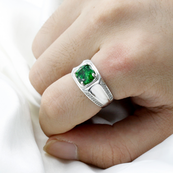 טבעת כסף 925 משובצת זירקונים ואבן ירוקה