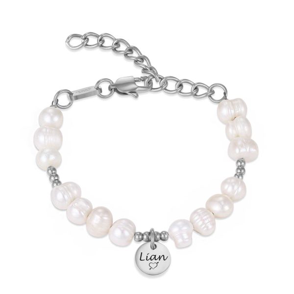 צמיד פנינים עם תליון כסף וחריטה