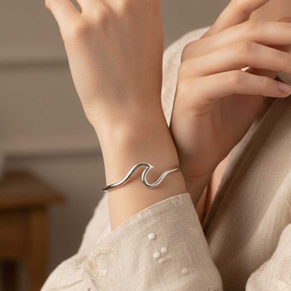 צמיד דגם גל על אישה