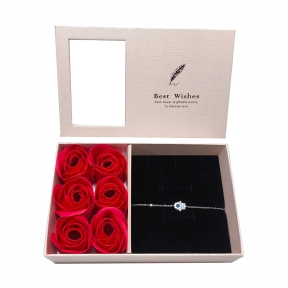 קופסה ורודה עם פרחים ושקית